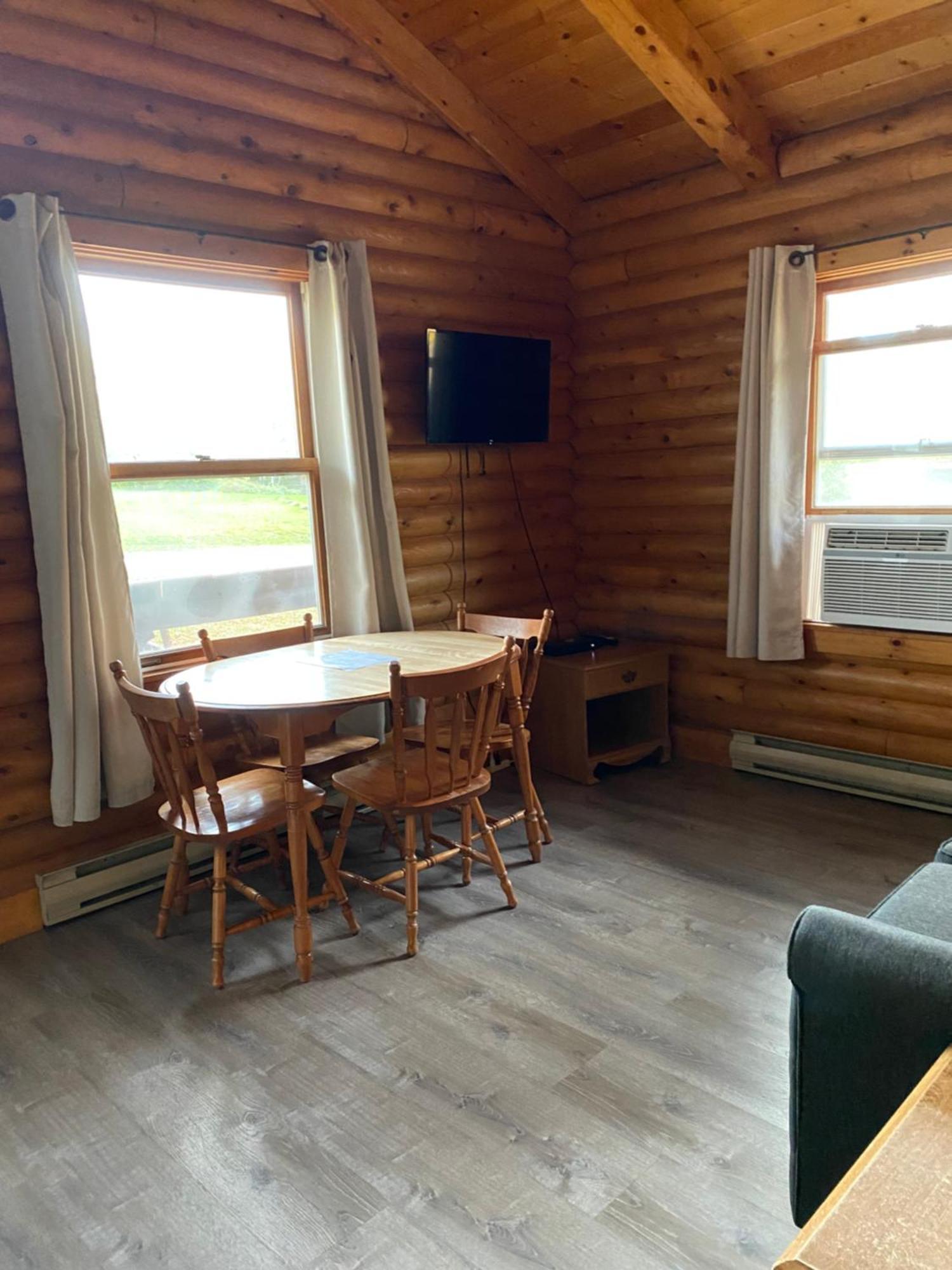 Adventures East Cottages And Campground Baddeck Ruang foto